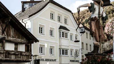 Seit 1871 ist das Hotel Weisses Kreuz im Zentrum des Südtiroler Dorfs Burgeis/Vinschgau in Besitz von Familie Theiner