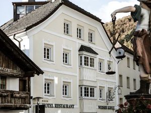 Seit 1871 ist das Hotel Weisses Kreuz im Zentrum des Südtiroler Dorfs Burgeis/Vinschgau in Besitz von Familie Theiner Seit 1871 ist das Hotel Weisses Kreuz im Zentrum des Südtiroler Dorfs Burgeis/Vinschgau in Besitz von Familie Theiner