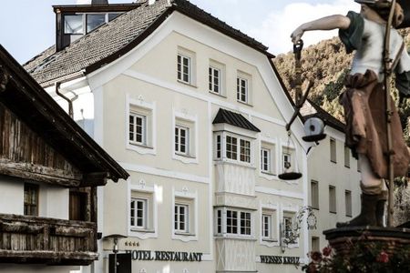 Seit 1871 ist das Hotel Weisses Kreuz im Zentrum des Südtiroler Dorfs Burgeis/Vinschgau in Besitz von Familie Theiner