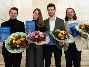 Verleihung des Kurt-Magnus-Preises der ARD am 28.03.2025 durch den Hessischen Rundfunk (von links): Torben Steenbuck (NDR, 1. Preis); Isabell Karras (Radio Bremen, 2. Preis); Lars Hendrik Beger (DLF, 3. Preis) und Gregor Schmalzried (BR, 4. Preis) Verleihung des Kurt-Magnus-Preises der ARD am 28.03.2025 durch den Hessischen Rundfunk (von links): Torben Steenbuck (NDR, 1. Preis); Isabell Karras (Radio Bremen, 2. Preis); Lars Hendrik Beger (DLF, 3. Preis) und Gregor Schmalzried (BR, 4. Preis)