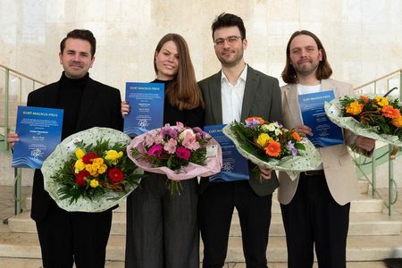 Verleihung des Kurt-Magnus-Preises der ARD am 28.03.2025 durch den Hessischen Rundfunk (von links): Torben Steenbuck (NDR, 1. Preis); Isabell Karras (Radio Bremen, 2. Preis); Lars Hendrik Beger (DLF, 3. Preis) und Gregor Schmalzried (BR, 4. Preis)