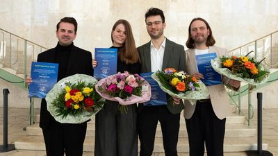 Verleihung des Kurt-Magnus-Preises der ARD am 28.03.2025 durch den Hessischen Rundfunk (von links): Torben Steenbuck (NDR, 1. Preis); Isabell Karras (Radio Bremen, 2. Preis); Lars Hendrik Beger (DLF, 3. Preis) und Gregor Schmalzried (BR, 4. Preis)