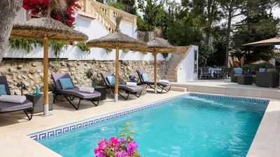 Am Pool der familienfreundlichen Finca Bella Roca im mallorquinischen Bergdorf Galilea entspannen Urlauber mit Blick bis aufs Meer