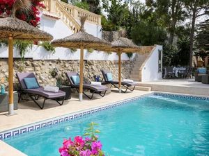 Am Pool der familienfreundlichen Finca Bella Roca im mallorquinischen Bergdorf Galilea entspannen Urlauber mit Blick bis aufs Meer