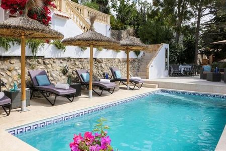Am Pool der familienfreundlichen Finca Bella Roca im mallorquinischen Bergdorf Galilea entspannen Urlauber mit Blick bis aufs Meer
