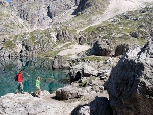 Wanderer in Osttirol genießen die Ruhe am Laserzsee nahe der Karlsbaderhütte – ein Rastplatz zum Erholen und Durchatmen Wanderer in Osttirol genießen die Ruhe am Laserzsee nahe der Karlsbaderhütte – ein Rastplatz zum Erholen und Durchatmen