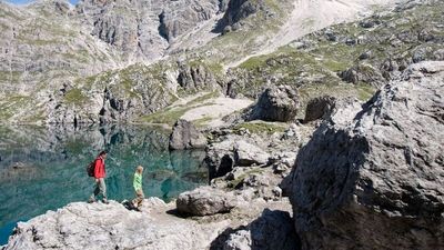 Wanderer in Osttirol genießen die Ruhe am Laserzsee nahe der Karlsbaderhütte – ein Rastplatz zum Erholen und Durchatmen