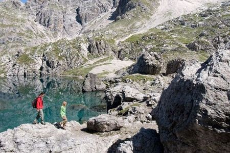 Wanderer in Osttirol genießen die Ruhe am Laserzsee nahe der Karlsbaderhütte – ein Rastplatz zum Erholen und Durchatmen
