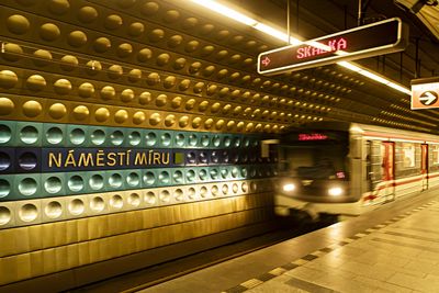 Die ikonischen Aluminium-Kacheln der Prager Metro