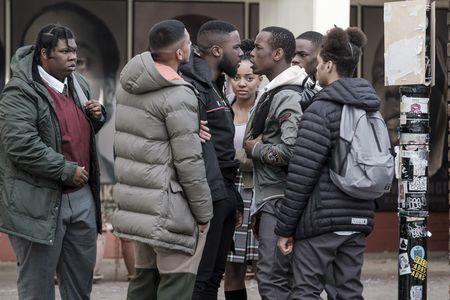 Wortgefecht zwischen Marco (Michael Ward, 3.v.r.) und seinem großen Bruder Switcher (Eric Kofi-Abrefa 