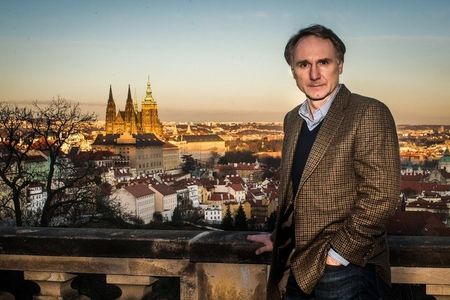 Auf den Spuren seines Romanhelden Robert Langdon: Dan Brown erkundet die Schauplätze seines neuesten Thrillers „The Secret Of Secrets“ in Prag