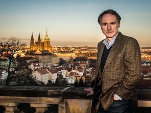 Auf den Spuren seines Romanhelden Robert Langdon: Dan Brown erkundet die Schauplätze seines neuesten Thrillers „The Secret Of Secrets“ in Prag Auf den Spuren seines Romanhelden Robert Langdon: Dan Brown erkundet die Schauplätze seines neuesten Thrillers „The Secret Of Secrets“ in Prag