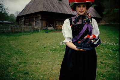 Traditionelle Tracht aus dem Schwarzwald mit modernem PUMA-Sneaker 