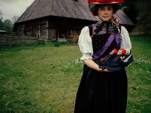 Traditionelle Tracht aus dem Schwarzwald mit modernem PUMA-Sneaker Traditionelle Tracht aus dem Schwarzwald mit modernem PUMA-Sneaker