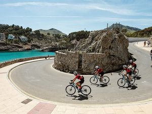 Die Teilnehmerinnen der Rennrad-Camps von Huerzeler erkunden abwechslungsreiche Routen im Norden Mallorcas. Dort liegt auch das Vier-Sterne-Partnerhotel Grupotel Marítimo Die Teilnehmerinnen der Rennrad-Camps von Huerzeler erkunden abwechslungsreiche Routen im Norden Mallorcas. Dort liegt auch das Vier-Sterne-Partnerhotel Grupotel Marítimo