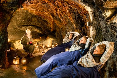 Bei einer Klangschalenentspannung im Saalfelder Heilstollen taucht Ihr ein in eine Welt voller Ruhe und Erholung