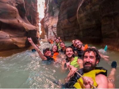 Reisen schweißt zusammen: Wer in der Gruppe durch einen Canyon wie hier in Jordanien raftet, behält ein ganz besonderes Erlebnis in Erinnerung