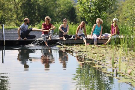 Im Kleebauer Hof Retreat Center in Oberösterreich finden die Programme von Indigourlaub je nach Wetter auf der großen Holzplattform, am Naturbadeteich oder in einem der heimeligen Yogaräume statt