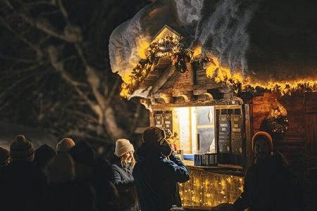 Ab dem 1. Dezember 2024 verbreitet der Weihnachts-Erlebnis-Weg wieder fünf Mal „Adventzauber“ im Tiroler Bergdorf St. Anton am Arlberg