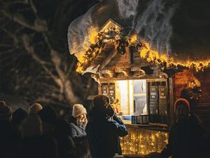Ab dem 1. Dezember 2024 verbreitet der Weihnachts-Erlebnis-Weg wieder fünf Mal „Adventzauber“ im Tiroler Bergdorf St. Anton am Arlberg