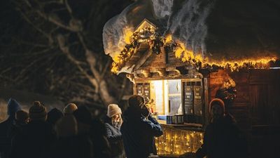 Ab dem 1. Dezember 2024 verbreitet der Weihnachts-Erlebnis-Weg wieder fünf Mal „Adventzauber“ im Tiroler Bergdorf St. Anton am Arlberg