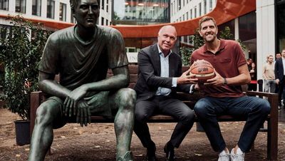 Nick Jue, Vorstandsvorsitzender der ING in Deutschland (li.) und Dirk Nowitzki (re.) nehmen auf der neuen Dirk Nowitzki-Statue in Frankfurt (Main) Platz