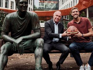 Nick Jue, Vorstandsvorsitzender der ING in Deutschland (li.) und Dirk Nowitzki (re.) nehmen auf der neuen Dirk Nowitzki-Statue in Frankfurt (Main) Platz Nick Jue, Vorstandsvorsitzender der ING in Deutschland (li.) und Dirk Nowitzki (re.) nehmen auf der neuen Dirk Nowitzki-Statue in Frankfurt (Main) Platz