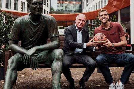 Nick Jue, Vorstandsvorsitzender der ING in Deutschland (li.) und Dirk Nowitzki (re.) nehmen auf der neuen Dirk Nowitzki-Statue in Frankfurt (Main) Platz