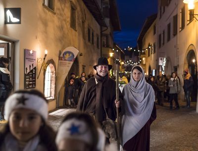 Im Südtiroler Weindorf St. Pauls erleben Besucher des Eppaner Krippenweges die Geburt Jesu in zahlreichen verschiedenen Darstellungen