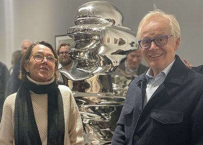 Dr. Ute Eggeling und Dr. Georg Rotthege neben einer Skulptur von Tony Cragg