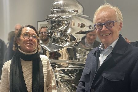 Dr. Ute Eggeling und Dr. Georg Rotthege neben einer Skulptur von Tony Cragg