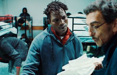 Souleyman (Abou Sangaré) kommt nachts in einer Notunterkunft für Asylanten unter