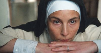 Mutter Teresa (Noomi Rapace) denkt nach