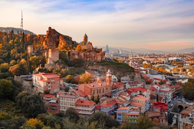 Die Stadt Tiflis in der Abenddämmerung 