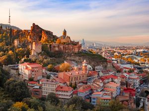 Die Stadt Tiflis in der Abenddämmerung Die Stadt Tiflis in der Abenddämmerung