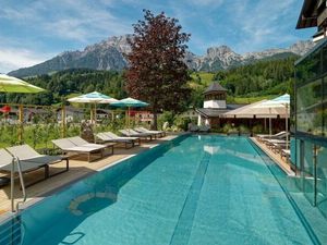 Nach einem Bergtag in Leogang sorgt der Panorama-Outdoorpool des Hotel Der Löwe für Erfrischung. Nach einem Bergtag in Leogang sorgt der Panorama-Outdoorpool des Hotel Der Löwe für Erfrischung.