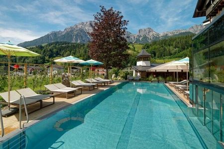 Nach einem Bergtag in Leogang sorgt der Panorama-Outdoorpool des Hotel Der Löwe für Erfrischung. 