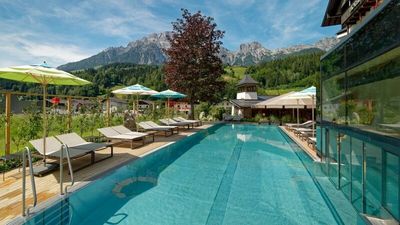 Nach einem Bergtag in Leogang sorgt der Panorama-Outdoorpool des Hotel Der Löwe für Erfrischung. 