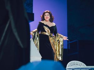Eva Mattes ist eine wichtige Darstellerin des Neuen Deutschen Films und wurde zudem als Theaterschauspielerin an großen deutschsprachigen Bühnen bekannt Eva Mattes ist eine wichtige Darstellerin des Neuen Deutschen Films und wurde zudem als Theaterschauspielerin an großen deutschsprachigen Bühnen bekannt