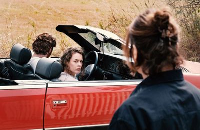Laura (Paula Beer) und ihr Freund werden beim Vorbeifahren von Betty (Barbara Auer) beobachtet