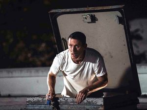 Der „Roofman“ Jeffrey Manchester (Channing Tatum) hat eine der verrücktesten Verbrechensserien der jüngeren US-Geschichte hingelegt Der „Roofman“ Jeffrey Manchester (Channing Tatum) hat eine der verrücktesten Verbrechensserien der jüngeren US-Geschichte hingelegt