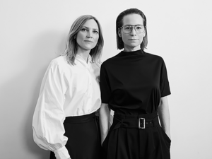 Die Hamburger Kosmetikwissenschaftlerinnen Dr. Nini Nielson und Dr. Julia Mader sind die Gründerinnen von SKŌUD Die Hamburger Kosmetikwissenschaftlerinnen Dr. Nini Nielson und Dr. Julia Mader sind die Gründerinnen von SKŌUD