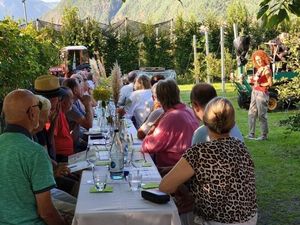 Kulinarischer Abend unter freiem Himmel: Im Hotel Campingpark Steiner in Leifers trinken Gäste Südtiroler Weine mitten im Grünen, begleitet von Live-Musik Kulinarischer Abend unter freiem Himmel: Im Hotel Campingpark Steiner in Leifers trinken Gäste Südtiroler Weine mitten im Grünen, begleitet von Live-Musik