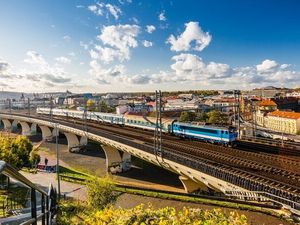 Ausgebaute Bahnnetze, ein Sommerticket und außergewöhnliche Orte entlang der Gleise machen Tschechien zum Ziel für entschleunigte Sommerreisen mit dem Zug Ausgebaute Bahnnetze, ein Sommerticket und außergewöhnliche Orte entlang der Gleise machen Tschechien zum Ziel für entschleunigte Sommerreisen mit dem Zug