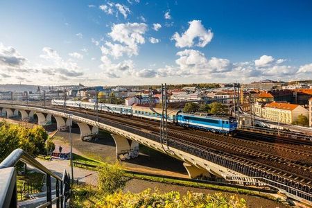 Ausgebaute Bahnnetze, ein Sommerticket und außergewöhnliche Orte entlang der Gleise machen Tschechien zum Ziel für entschleunigte Sommerreisen mit dem Zug