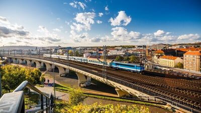 Ausgebaute Bahnnetze, ein Sommerticket und außergewöhnliche Orte entlang der Gleise machen Tschechien zum Ziel für entschleunigte Sommerreisen mit dem Zug