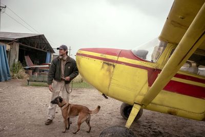 Hig (Jacob Elordi) und sein Hund Jasper vor einem Cessna-Flugzeug