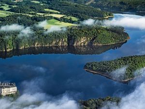 Schloss Orlík thront über der Orlík-Talsperre, einem der größten Wasserreservoirs Tschechiens Schloss Orlík thront über der Orlík-Talsperre, einem der größten Wasserreservoirs Tschechiens