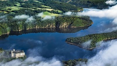 Schloss Orlík thront über der Orlík-Talsperre, einem der größten Wasserreservoirs Tschechiens