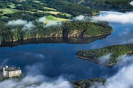 Schloss Orlík thront über der Orlík-Talsperre, einem der größten Wasserreservoirs Tschechiens